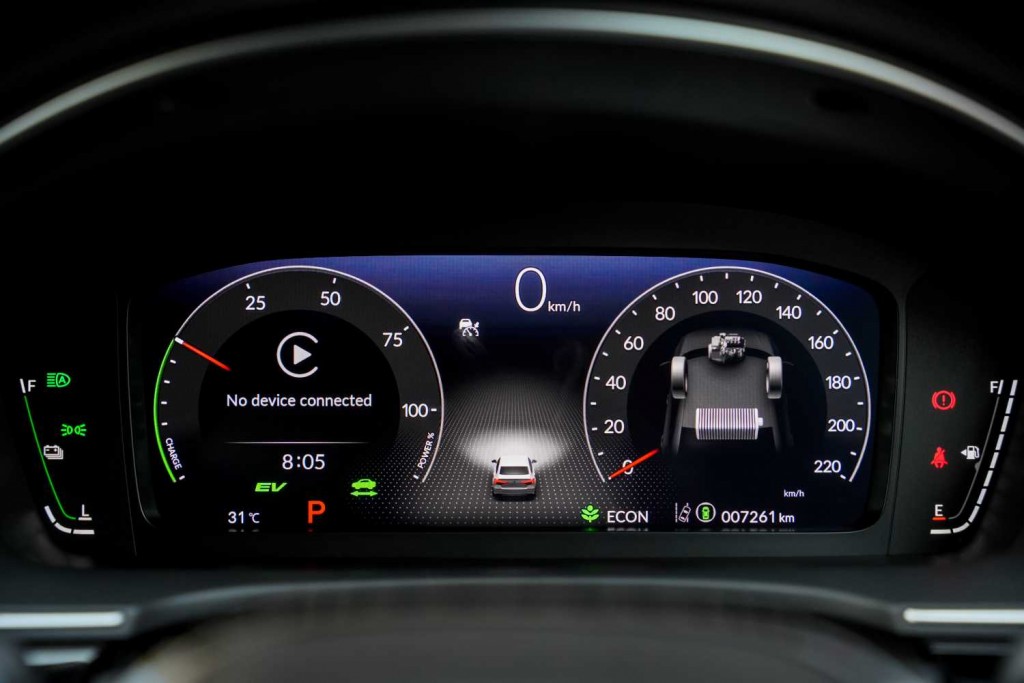 Remaining hybrid battery energy can be monitored via the instrument cluster.