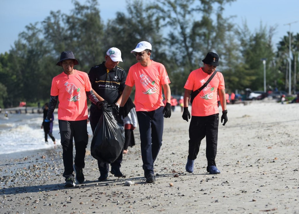 Ainol Azmil, Covering Deputy Chief Executive Officer of PROTON joins PROTON staff and partners in collecting waste along Pantai Morib (Custom)