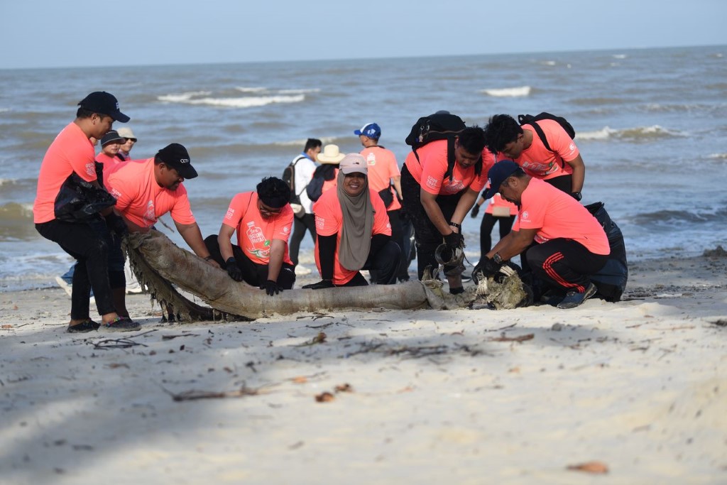 Commitment to environment reflected by volunteer to clean Morib beach (Custom)