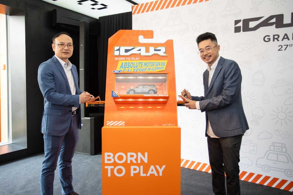 Chery Corporate Malaysia executive vice-president Leo Chen (left) and Yap at the launch of iCaur Glenmarie.