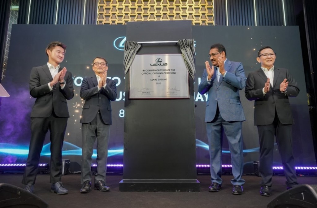 (From left) PCM Group managing director Joseph Tee, UMW Toyota Motor deputy chairman Takashi Obata, UMW Toyota Motor president Datuk Ravindran K. and PCM chairman Jason Tee unveiling a PCM memento plaque at the launch of Lexus Subang Jaya.