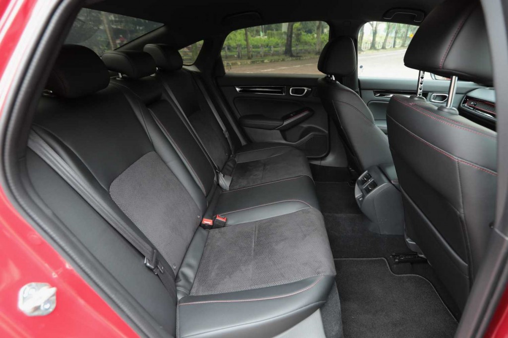 Civic e:HEV's spacious rear seats.