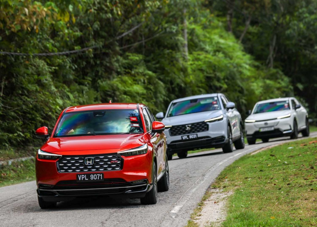 A HR-V e:HEV leading the Honda group. 