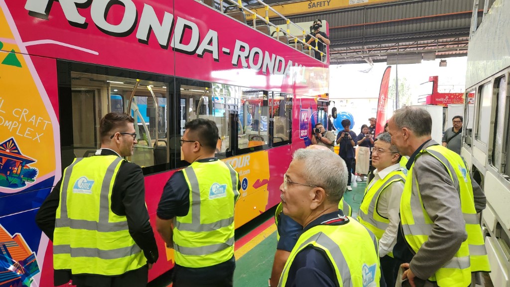 MAN Msia MD Marc Appelt (R) and Deputy MITI Liew Chin Tong taking a closer look at KL HOHO's new MAN Bus  (Custom)