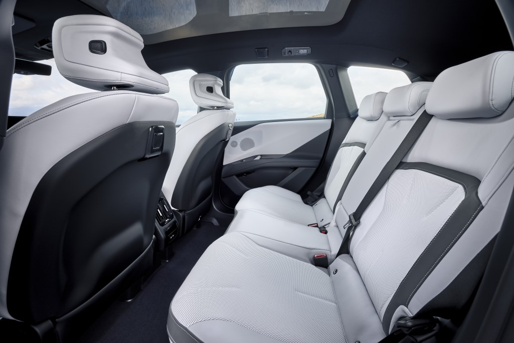 P90615663_highRes_the-new-bmw-ix3-50-x (Custom)