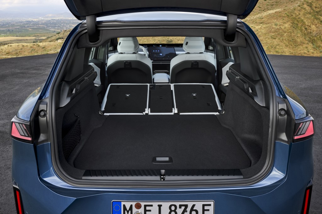 P90615673_highRes_the-new-bmw-ix3-50-x (Custom)